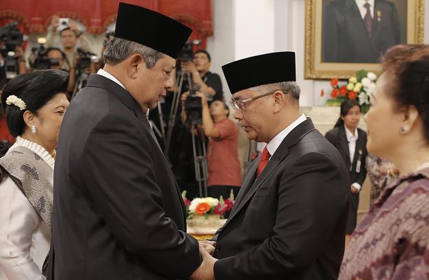 Akil Mochtar Diberhentikan Sementara oleh Presiden SBY